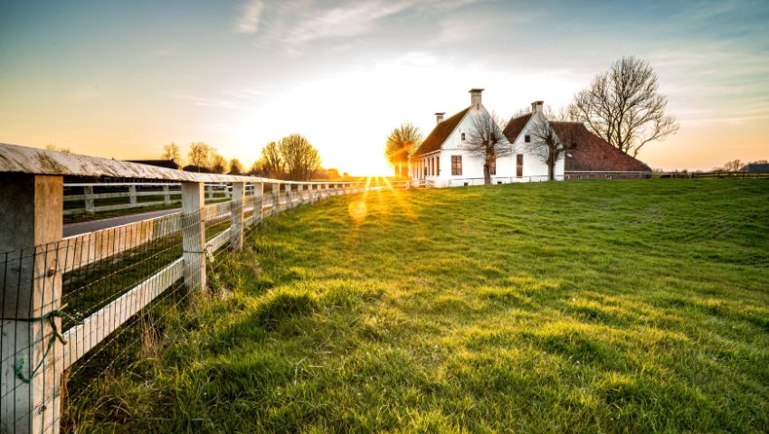 Agricultural estate surrounded by greenery at sunset, an example of sustainable agri-tourism and authentic contact with the 4.0 campaign.
