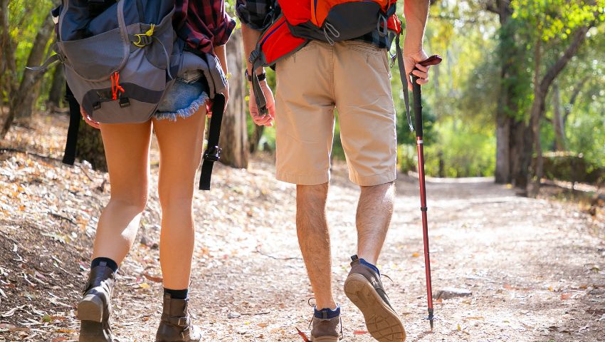 Coppia durante attività di trekking nel Mediterraneo.
