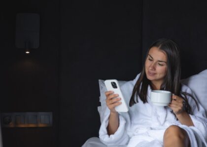 Giovane donna che usufruisce della Tecnologia nell'albergo