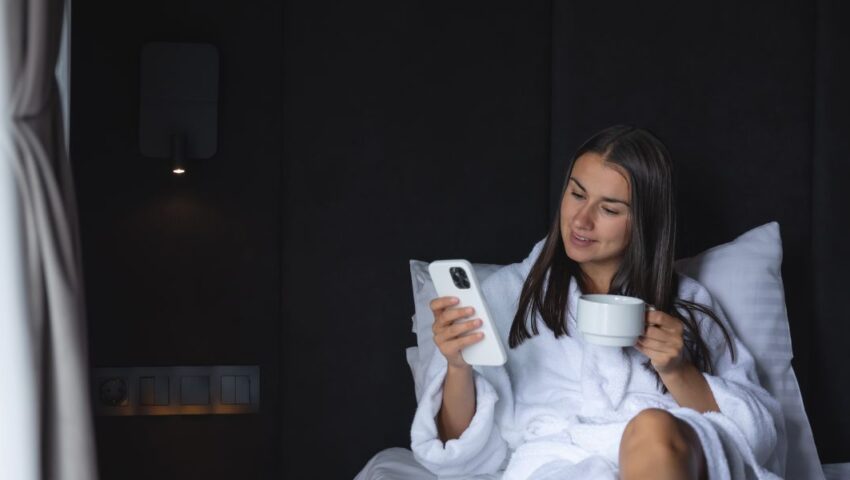 Giovane donna che usufruisce della Tecnologia nell'albergo